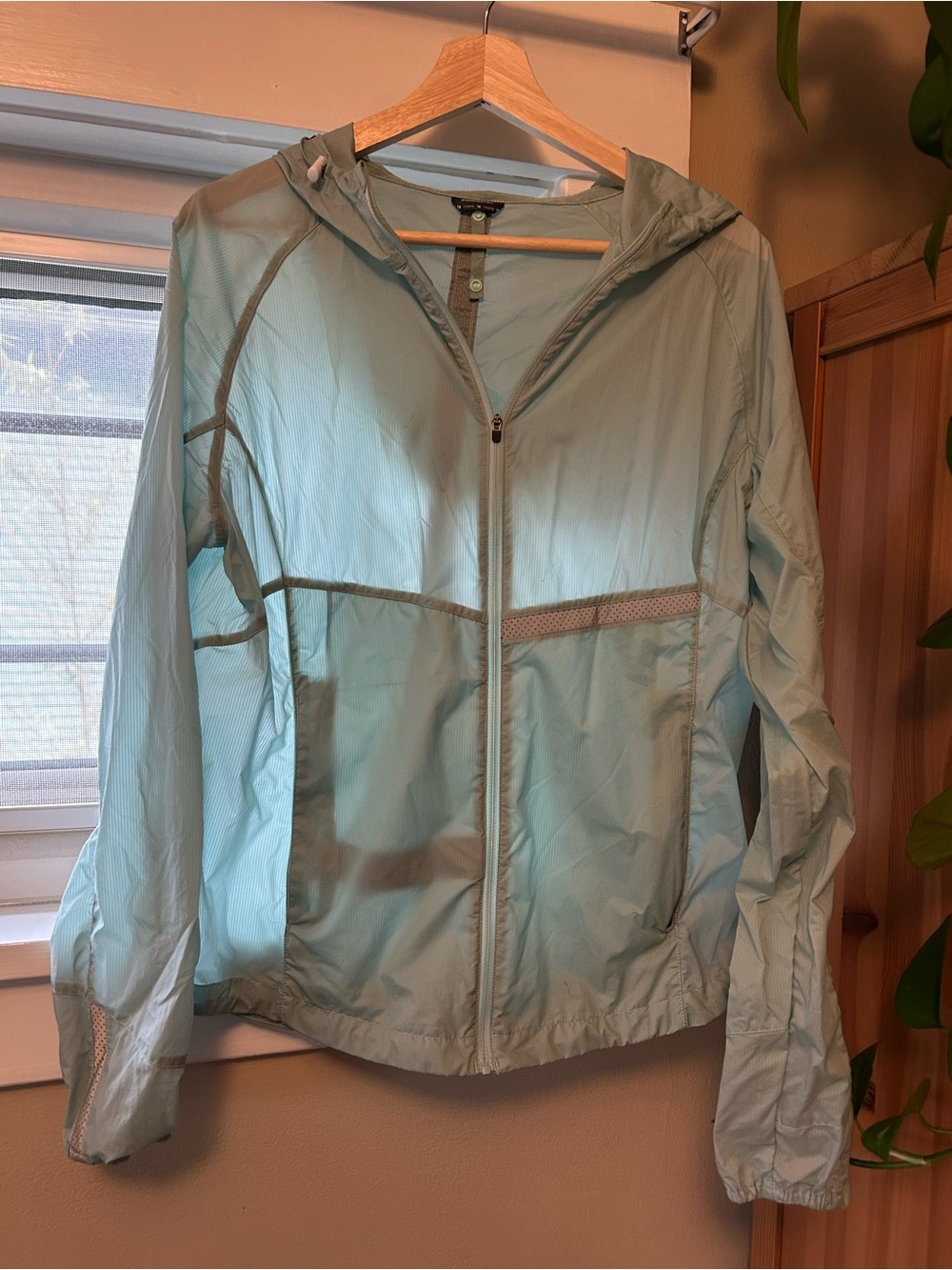 Oiselle Vim packable reflective jacket